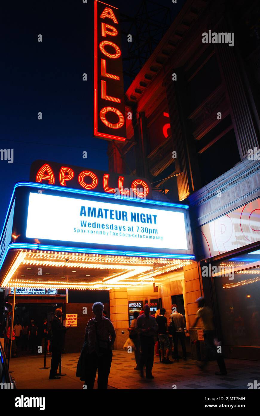 Un groupe de participants à la soirée amateur au théâtre Apollo de Harlem, New York, se tiennent sous les néons du chapiteau du théâtre Banque D'Images