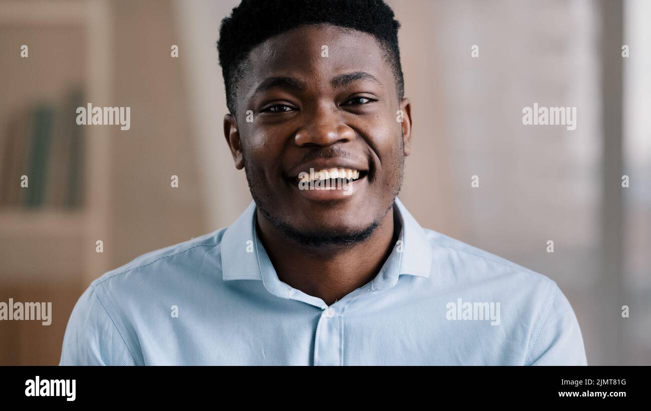 Africain beau homme amical américain jeune gars blogger entraîneur dire bonjour regarder la caméra vague main salutation enregistrer style de vie blog éducatif Banque D'Images
