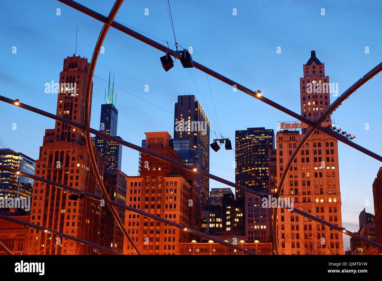 La ligne d'horizon de Chicago est vue à travers les arches du théâtre Pritzger, un centre des arts de la scène dans Millennium Park Banque D'Images