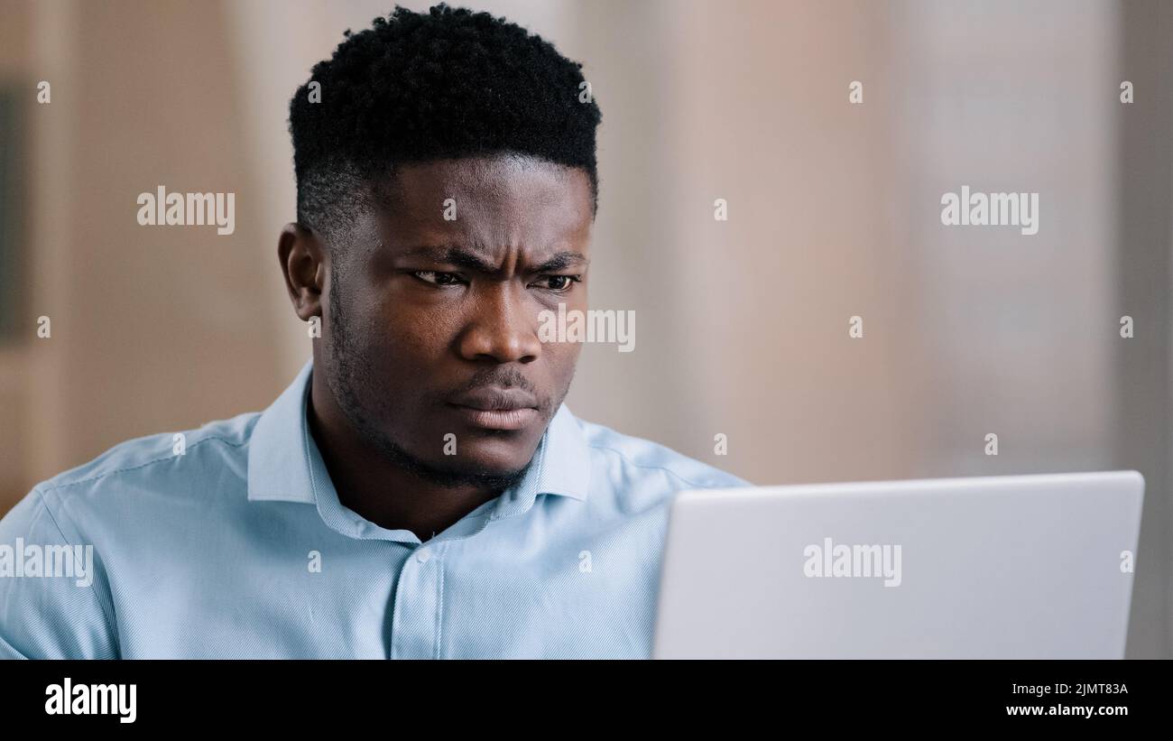 Agacé africain américain jeune homme homme homme homme homme d'affaires patron parler en ligne chat vidéo conférence sentant furieux échec jure querelle conflit Banque D'Images