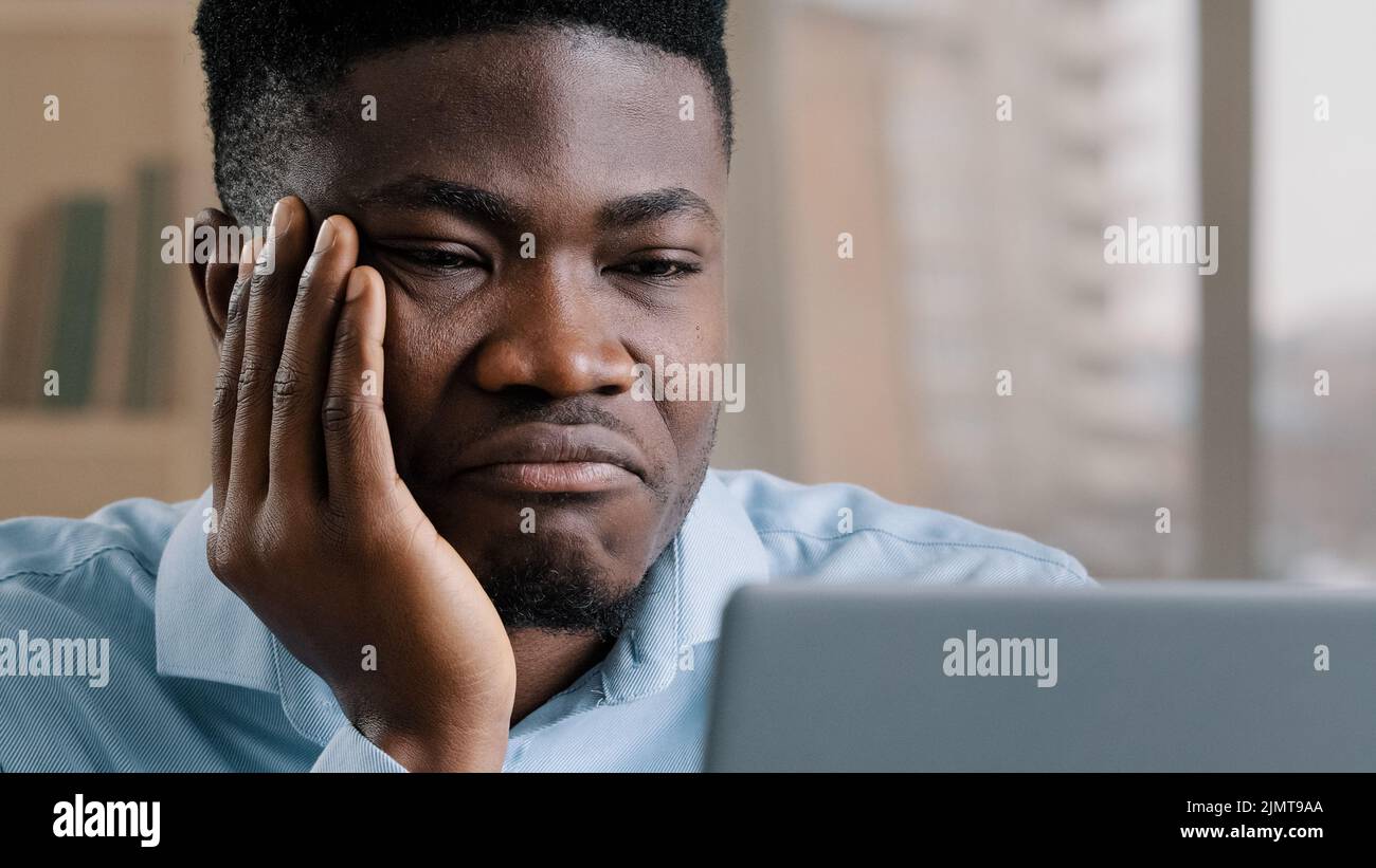Ennuyé déçu africain homme américain homme d'affaires ont le problème de sommeil paresseux jeune épuisé gars sommeil repos à la maison lieu de travail se sentent passifs Banque D'Images