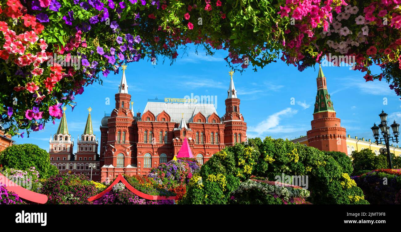 Fleurs sur la place Manezhnaya, Moscou, Russie. Musée historique (il est écrit sur le toit) et le Kremlin de Moscou en arrière-plan. Vue panoramique sur la fête Banque D'Images