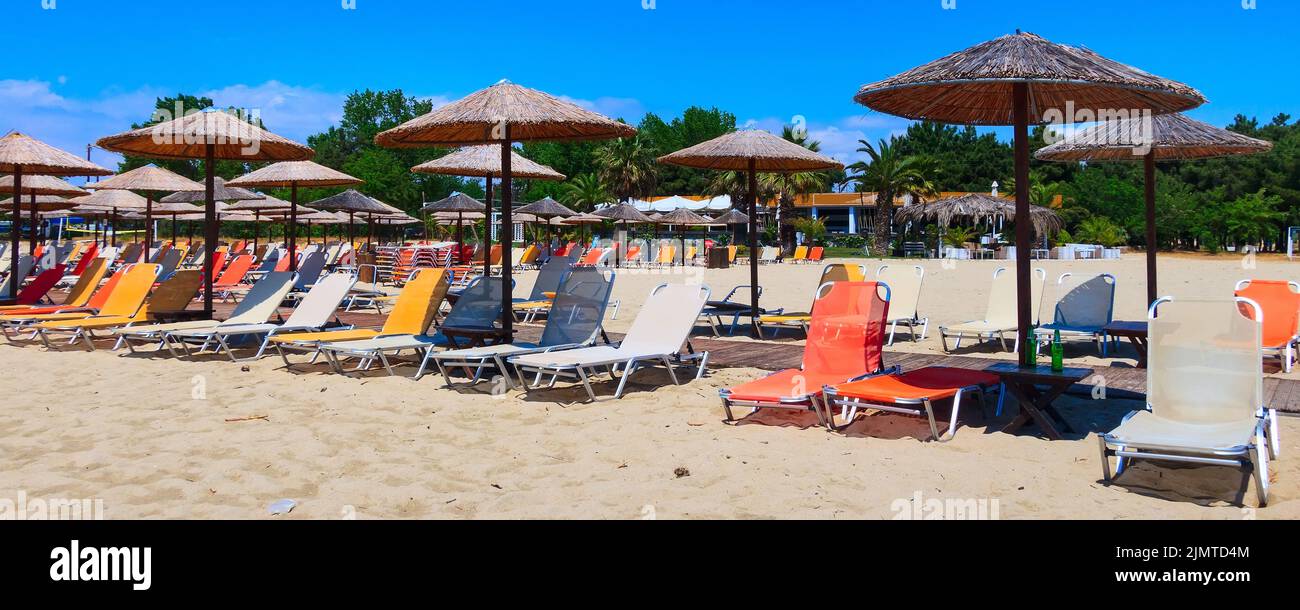 Rangée de parasols en bois sur la plage de sable Banque D'Images