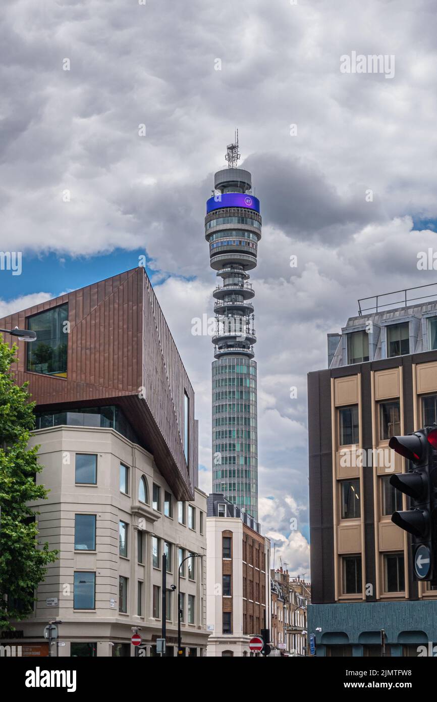 Londres, Grande-Bretagne - 3 juillet 2022: BT tour de communication contre le paysage épais gris et atteignant haut au-dessus de l'architecture moderne à Kings Cross Banque D'Images