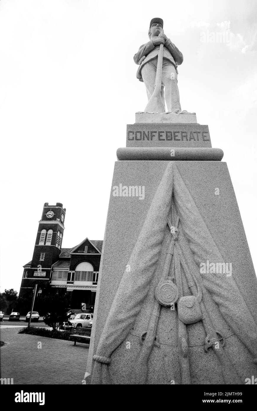 Le monument confédéré se trouve en face du palais de justice du comté de Dooly à Vienne, en Géorgie. La ressemblance d'un soldat de l'Armée confédérée est . Banque D'Images