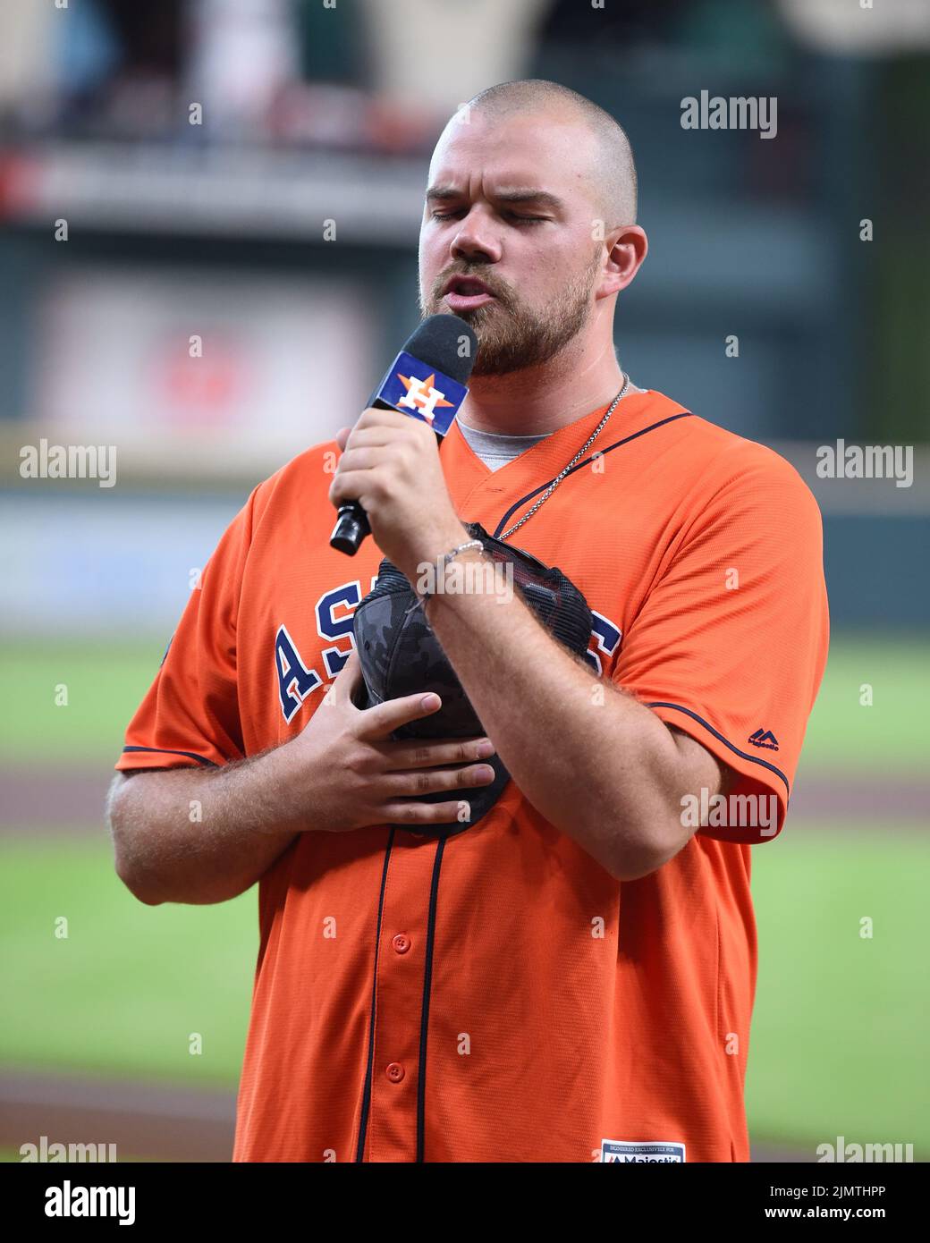 Tyler Lewis chante l'hymne national avant le match de la MLB entre le Sox rouge de Boston et les Astros de Houston le mardi, 2 août 2022, à la minute Maid Banque D'Images