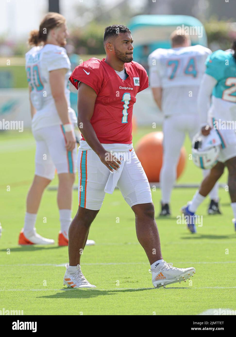 Miami. FL États-Unis; début du quarterback Tua Tagovailoa (1) pendant le camp d'entraînement des dauphins de Miami, samedi, 6 août 2022, au Baptist Health Training Comp Banque D'Images