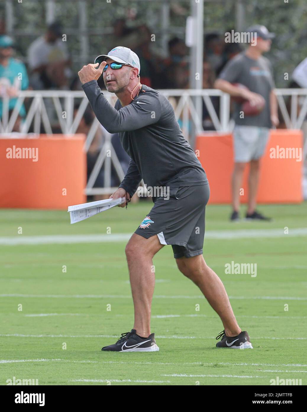 Miami. FL États-Unis; Josh Boyer, coordinateur défensif, au camp d'entraînement des dauphins de Miami, samedi, 6 août 2022, au complexe d'entraînement de santé baptiste. Banque D'Images