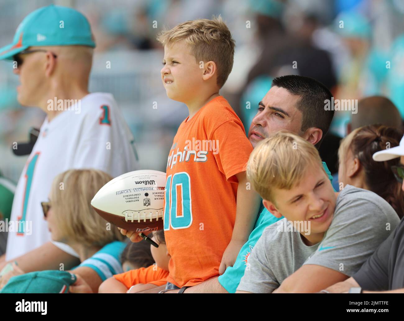 Miami. FL États-Unis; les fans observent l'entraînement pendant le camp d'entraînement des dauphins de Miami, samedi, 6 août 2022, au complexe d'entraînement de santé baptiste. (Kim Hukar Banque D'Images