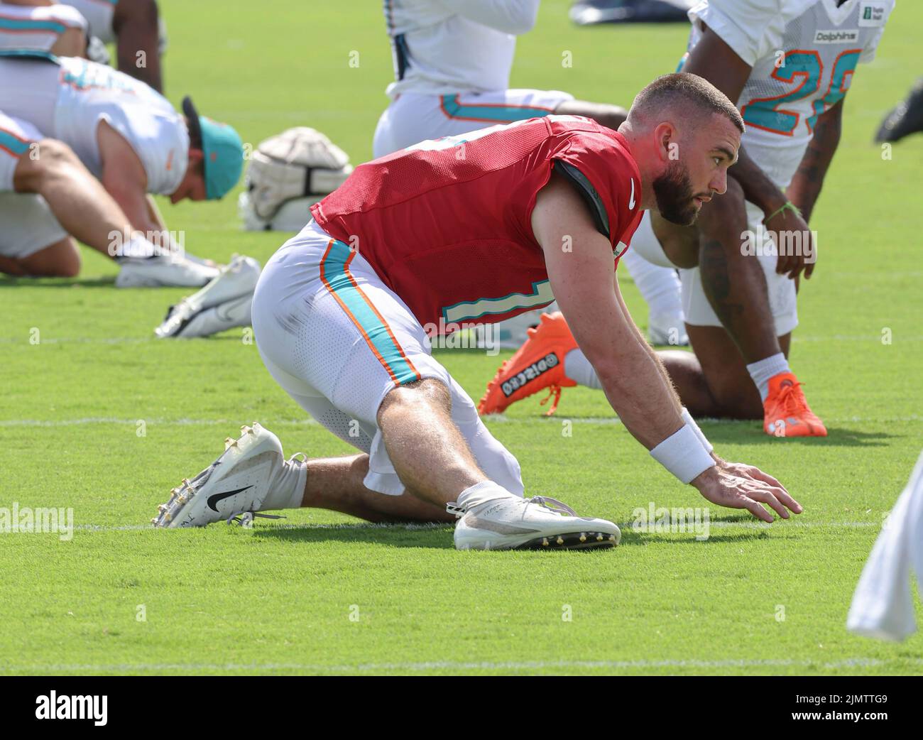 Miami. FL États-Unis; le quarterback de secours Skylar Thompson (19) s'étire pendant le camp d'entraînement des dauphins de Miami, samedi, 6 août 2022, à la santé baptiste Trai Banque D'Images