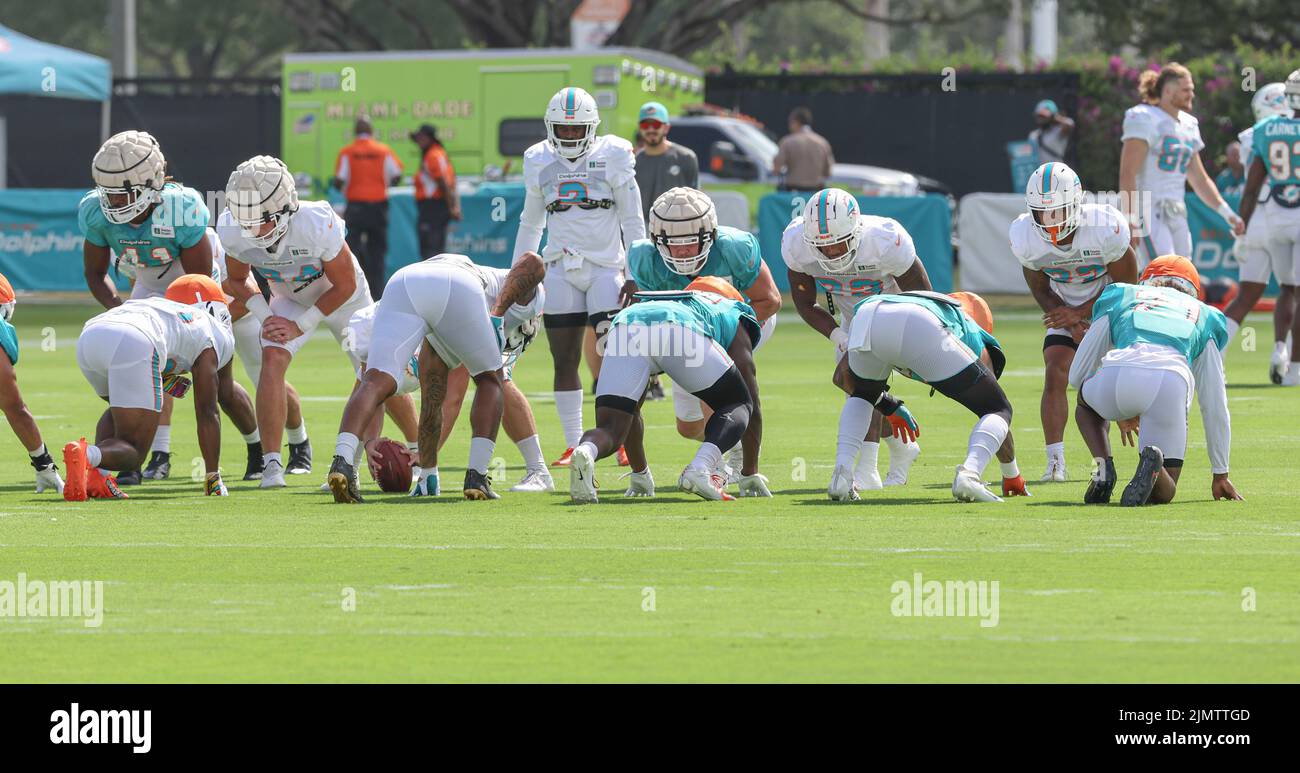 Miami. FL États-Unis; joueurs de dauphins sur la ligne de scrimage running.a exercice pendant le camp d'entraînement des dauphins de Miami, samedi, 6 août 2022, à Baptist He Banque D'Images