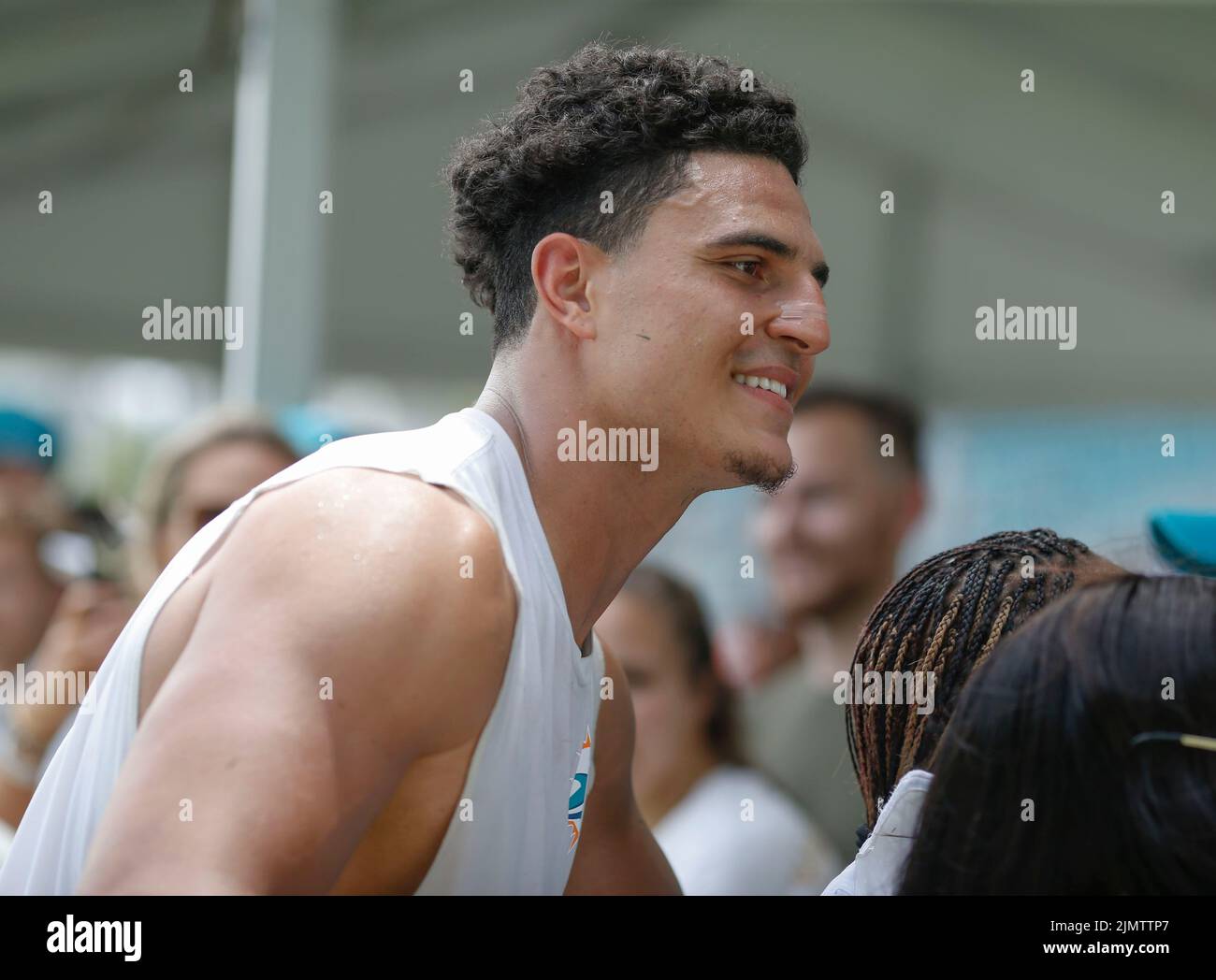 Miami. FL USA; linebacker Jaelan Phillips (15) a accueilli des fans après le camp d'entraînement des dauphins de Miami, samedi, 6 août 2022, à l'entraînement de santé baptiste Banque D'Images