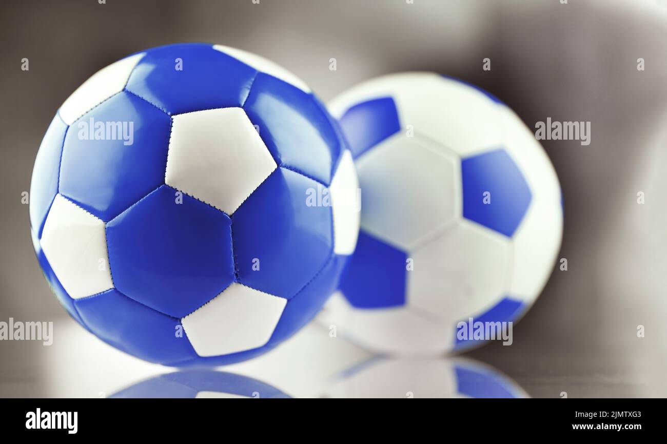 Composition avec deux ballons de football en cuir Photo Stock - Alamy