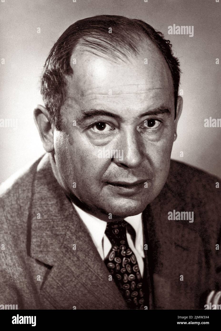 John von Neumann (1903-1957), mathématicien hongrois-américain, physicien, informaticien, ingénieur et polymath. Von Neumann a apporté des contributions majeures à un grand nombre de domaines. Pendant la Seconde Guerre mondiale, il a travaillé sur le projet Manhattan et est devenu plus tard commissaire de la Commission de l'énergie atomique des États-Unis. Photo : 1956. Banque D'Images