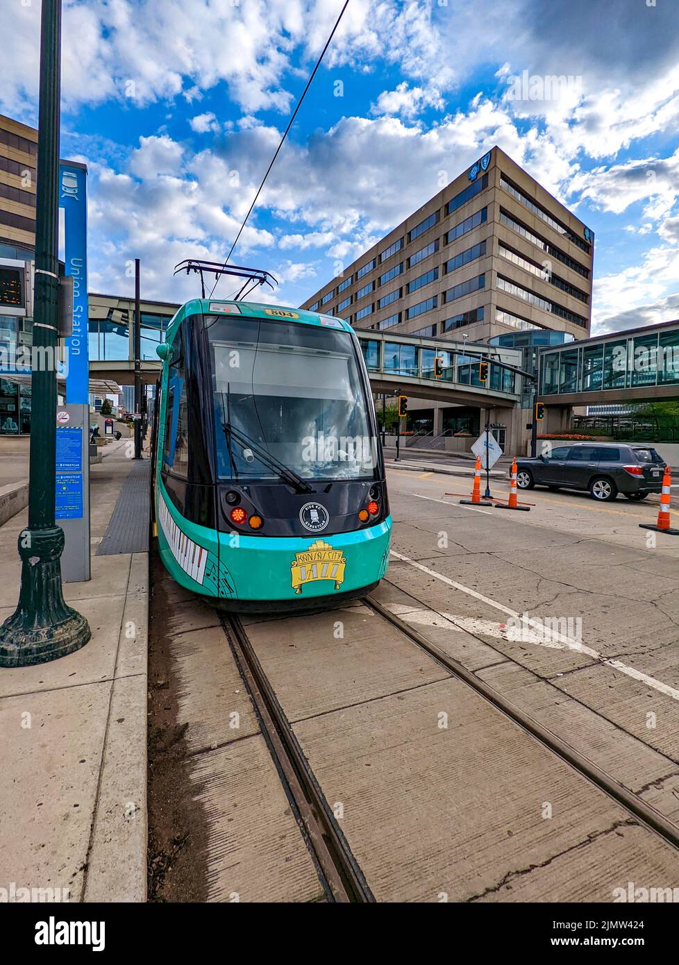 KANSAS CITY, ÉTATS-UNIS - 24 AVRIL 2022 : un tramway KC devant Union Station à Kansas City, Missouri Banque D'Images