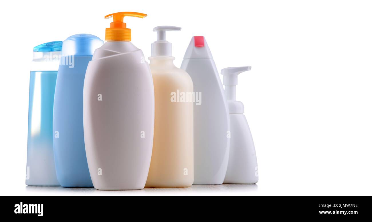 Des contaiers en plastique de shampoings et de gels douche isolés sur du blanc Banque D'Images