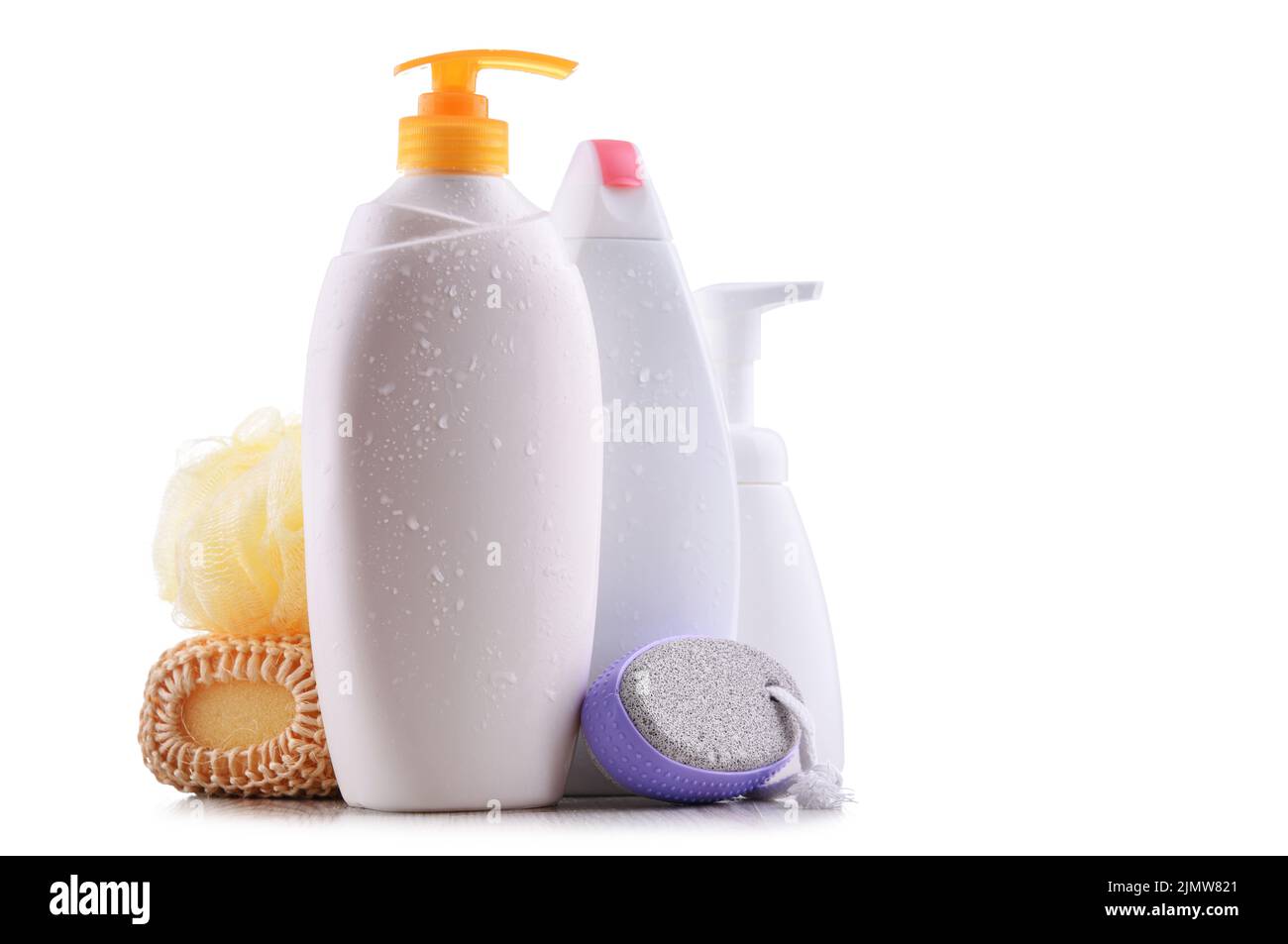Des contaiers en plastique de shampoings et de gels douche isolés sur du blanc arrière-plan Banque D'Images