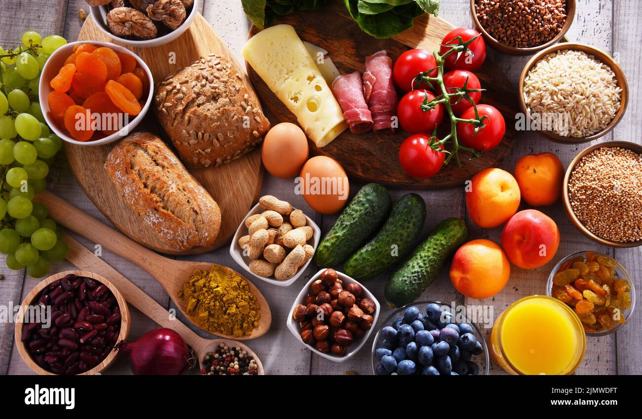 La composition avec un assortiment de produits alimentaires biologiques sur table de cuisine en bois. Banque D'Images