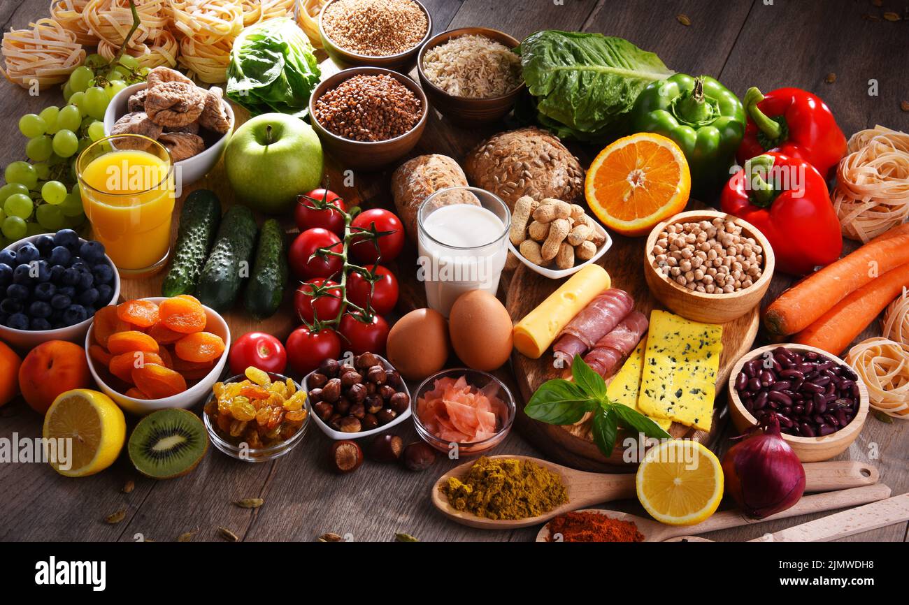 La composition avec un assortiment de produits alimentaires biologiques sur table de cuisine en bois. Banque D'Images