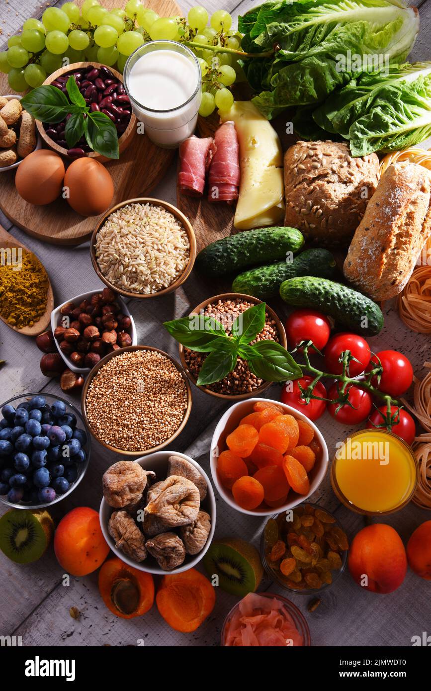 La composition avec un assortiment de produits alimentaires biologiques sur table de cuisine en bois. Banque D'Images