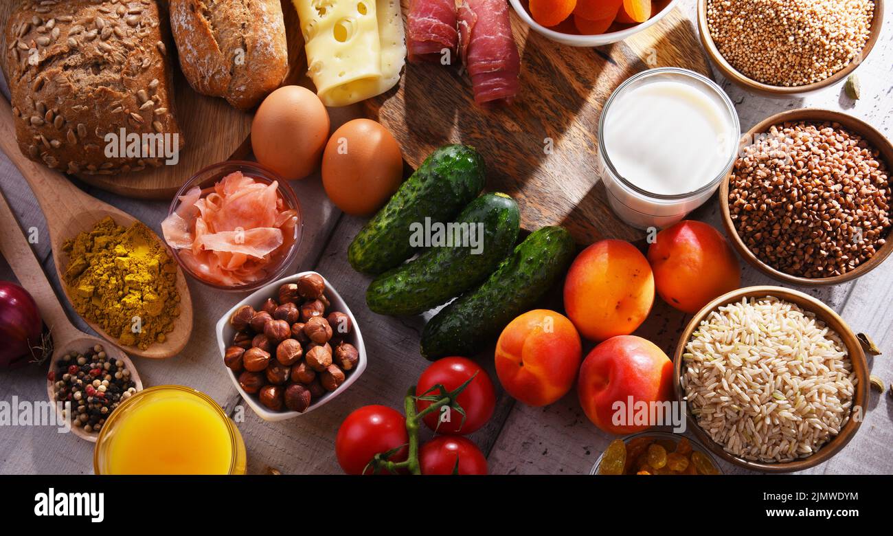 La composition avec un assortiment de produits alimentaires biologiques sur table de cuisine en bois. Banque D'Images