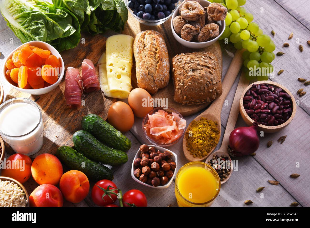 La composition avec un assortiment de produits alimentaires biologiques sur table de cuisine en bois. Banque D'Images