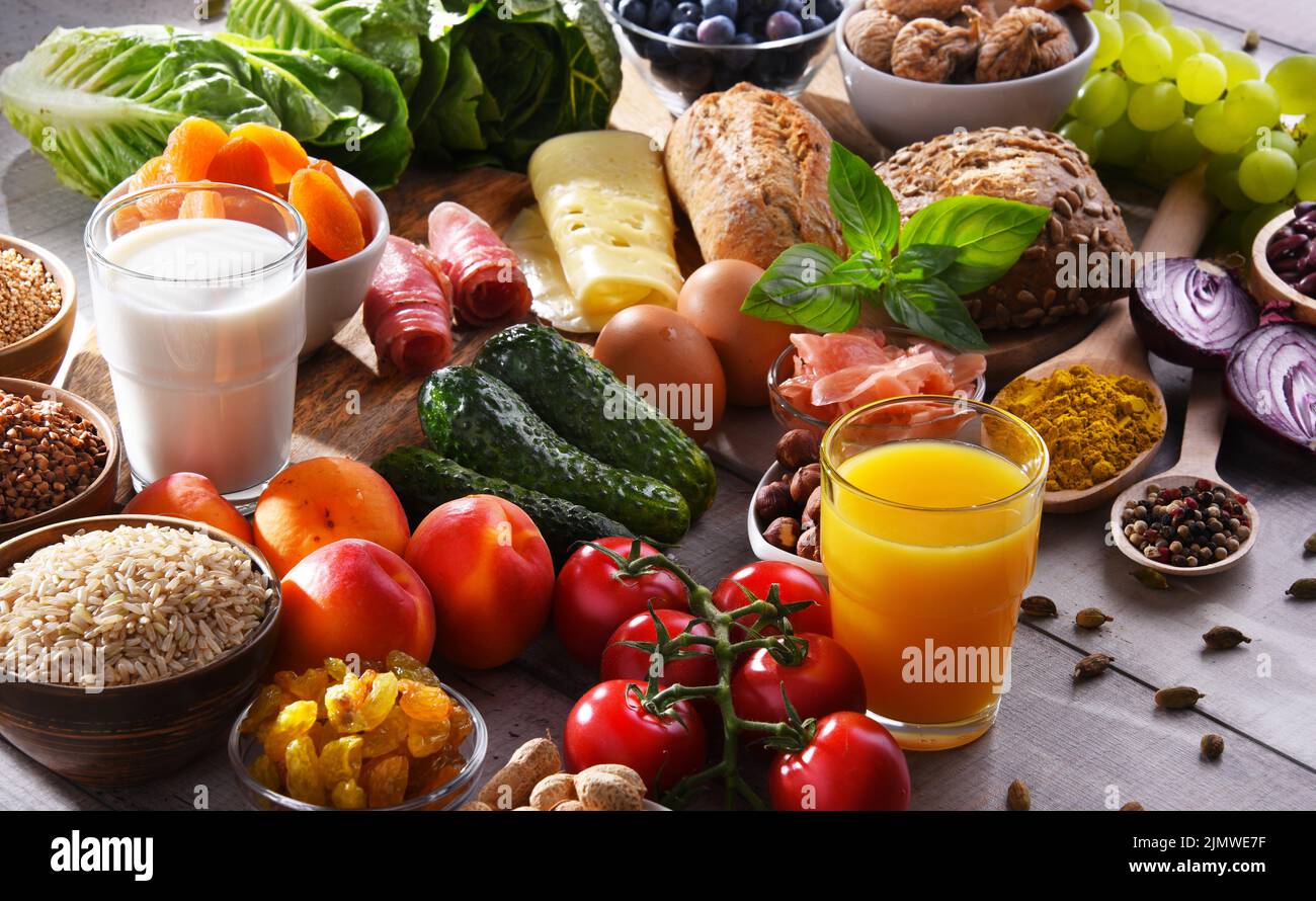 La composition avec un assortiment de produits alimentaires biologiques sur table de cuisine en bois. Banque D'Images