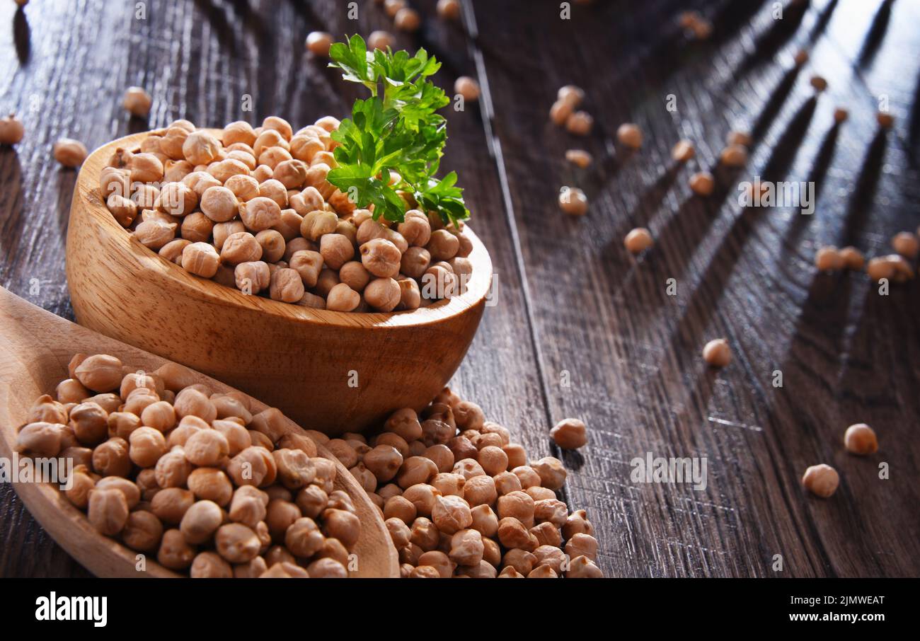 La composition avec bol de pois chiches sur table en bois. Banque D'Images