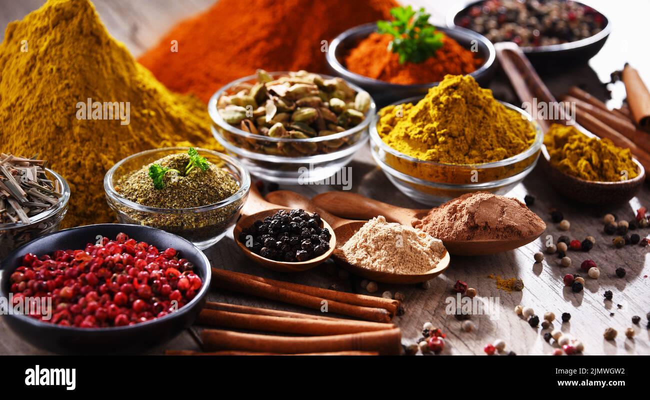Variété d'épices sur une table de cuisine en bois. Banque D'Images