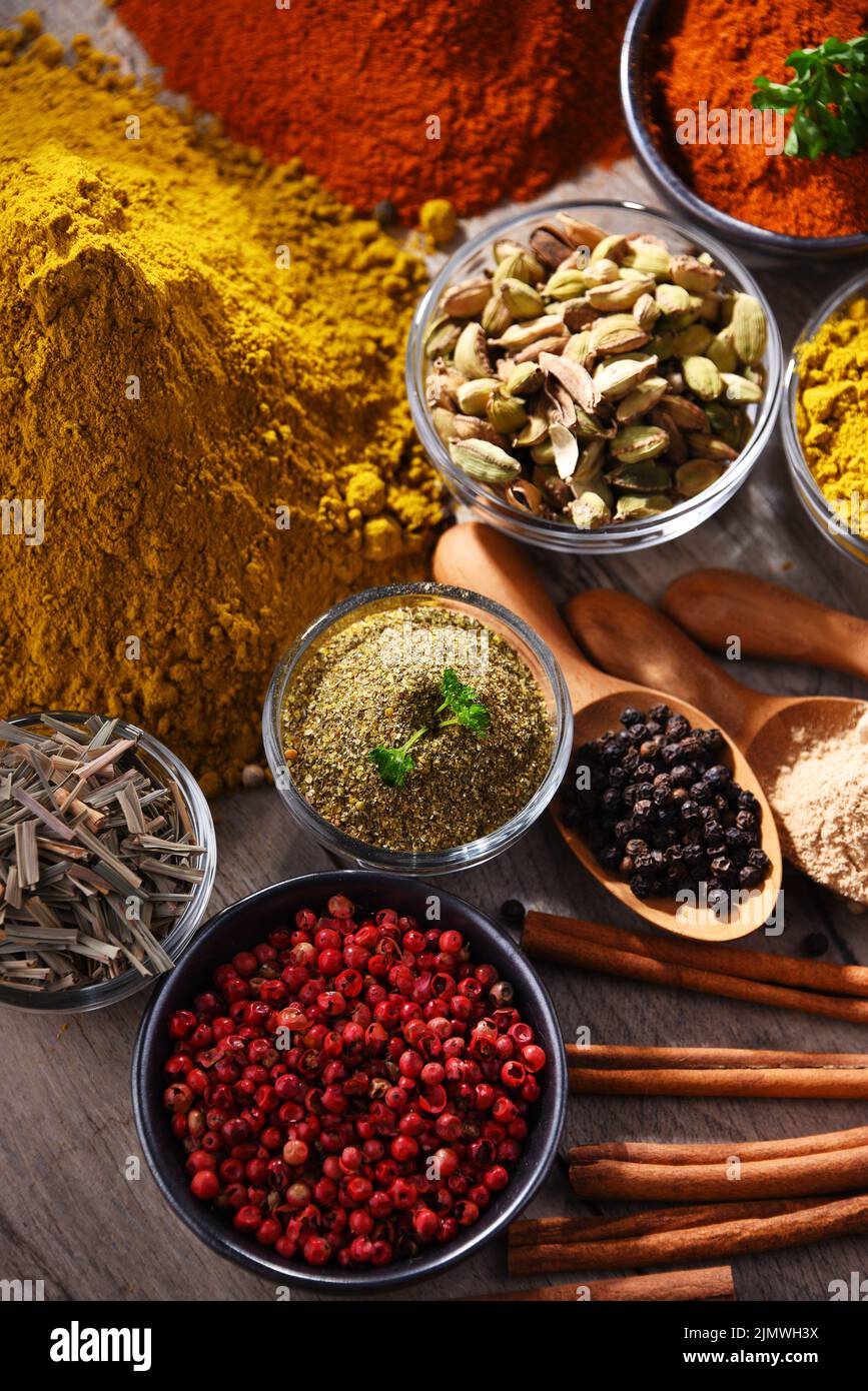 Variété d'épices sur une table de cuisine en bois. Banque D'Images