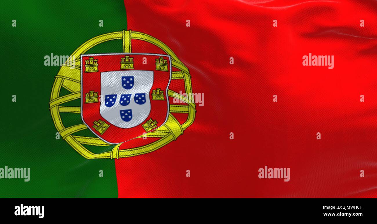Détail du drapeau national du Portugal agitant dans le vent par temps clair Banque D'Images