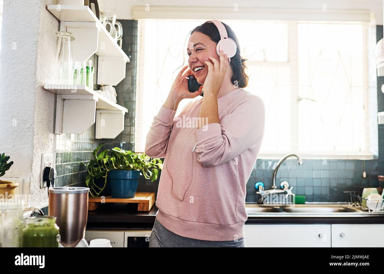 La musique me fait toujours la journée. Une jeune femme écoute de la musique avec son casque. Banque D'Images
