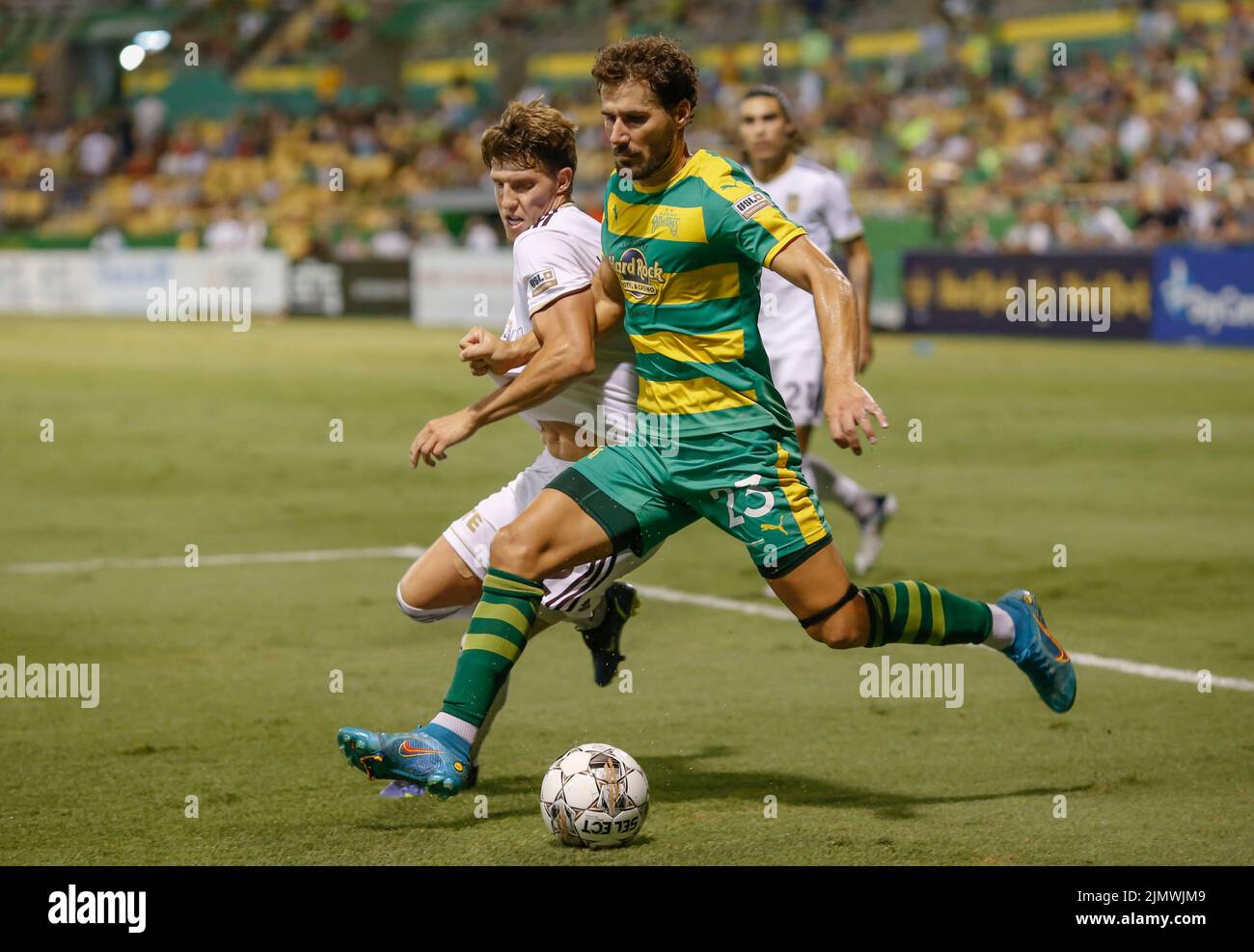 Saint-Pétersbourg, FL: Le milieu de terrain de la baie de Tampa Sebastian Dalgaard (23) et le défenseur de la ville de Detroit Rhys Williams (2) rivalisent pour la possession de la balle du Banque D'Images