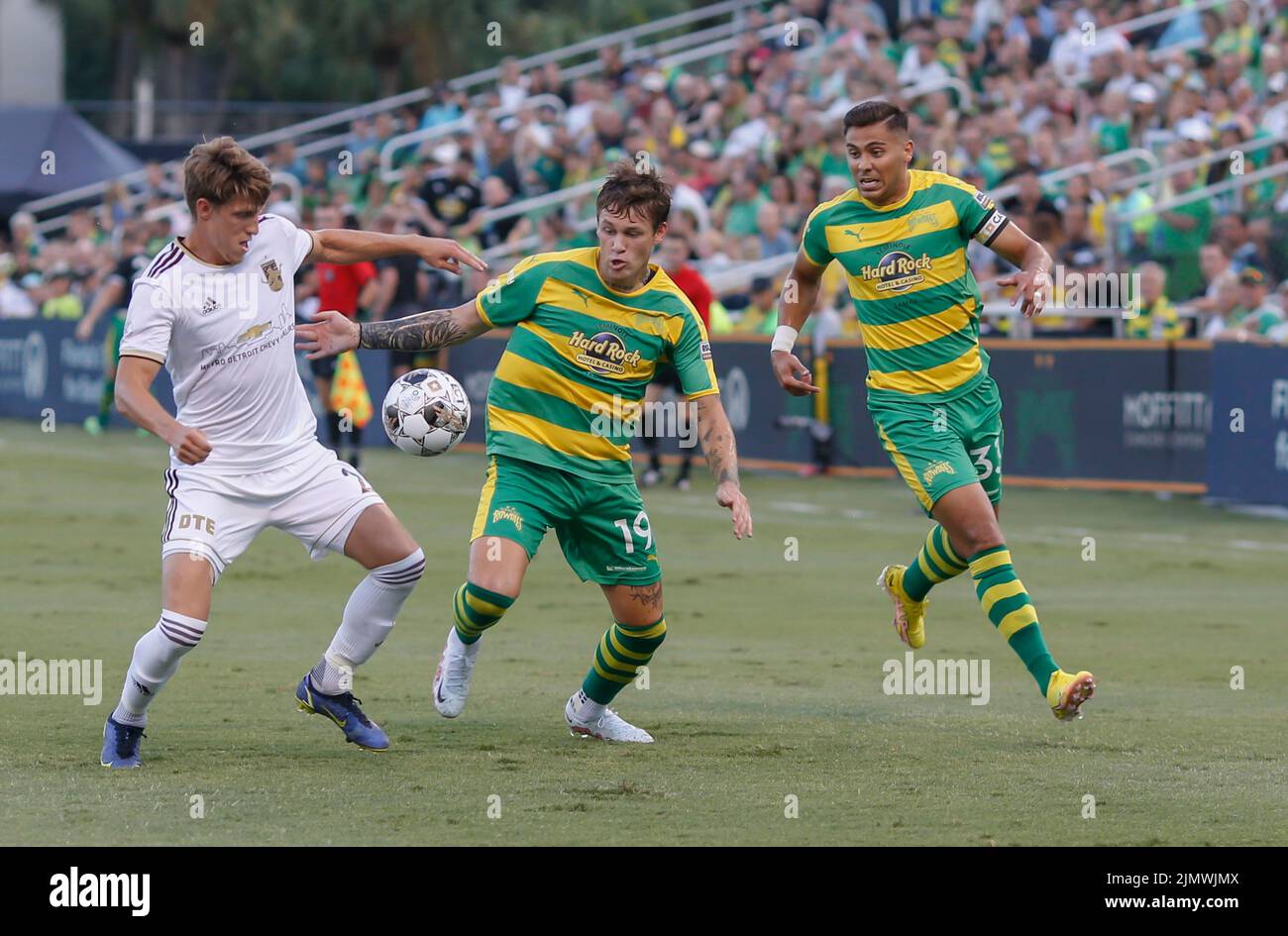 Saint-Pétersbourg, FL : la baie de Tampa fait avancer Jake LaCava (19) et Antoine Hoppenot (29) de Detroit City rivalisent pour la possession du ballon pendant un Banque D'Images