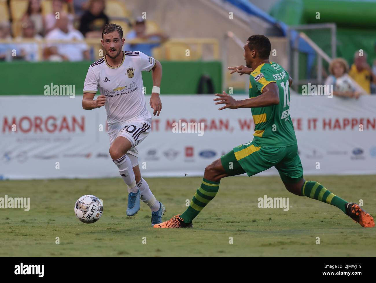Saint-Pétersbourg, FL: Le défenseur de la ville de Detroit, Deklan Wynne, dribbles le ballon tandis que Tampa Bay, les chains d'avant Steevan dos Santos (10) cherche à voler l'ba Banque D'Images