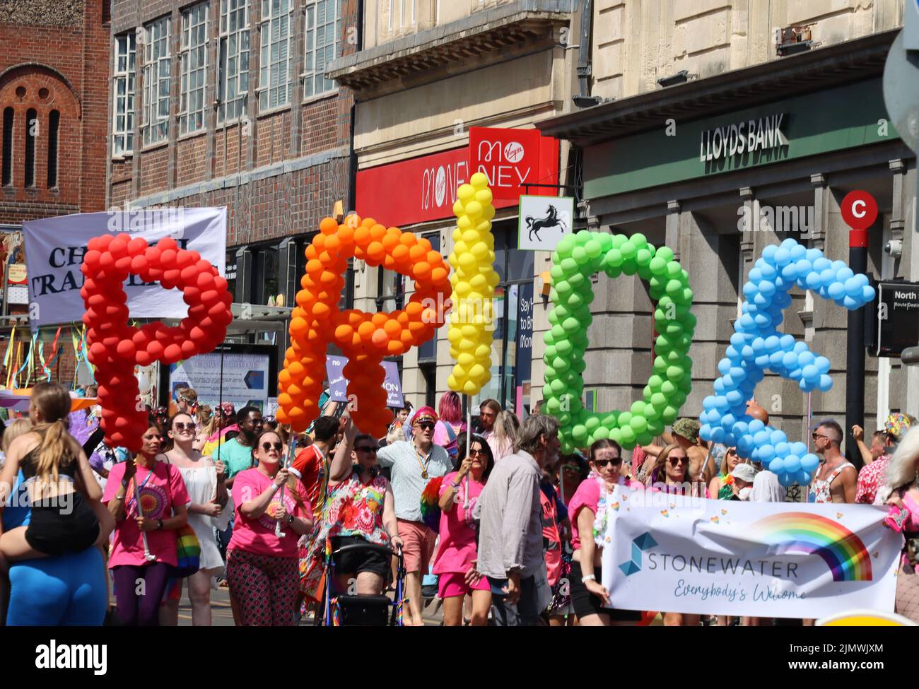 Aujourd'hui, des milliers de personnes se sont tournées dans les rues de Brighton pour le défilé annuel de la fierté qui célèbre son anniversaire de 30th ans. Déclaration de fierté de Brighton après 2 ans de ne pas être en mesure de célébrer la fierté dans notre ville, nous sommes heureux d'annoncer que le thème de la parade communautaire Brighton & Hove Pride LGBTQ+ 2022 du samedi 6th août sera «Amour, protestation et unité» pour le 30th anniversaire. Notre thème a été créé à la suite de commentaires positifs de groupes communautaires et afin de poursuivre nos objectifs de campagne. Banque D'Images