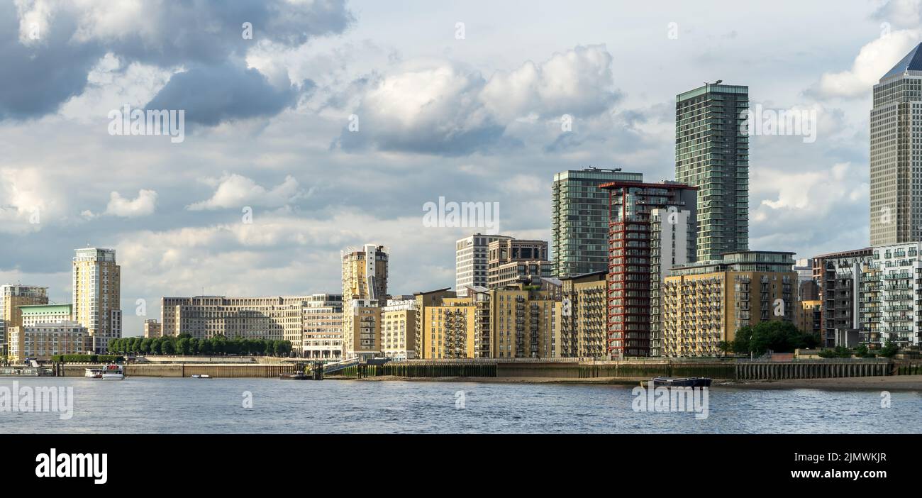 Différents styles de bâtiments le long de la Tamise Banque D'Images