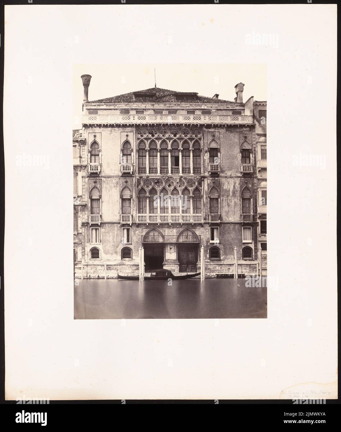 Photographe inconnu, photos de voyage d'Italie, de France et d'Allemagne (sans dat.): Voir. Photo sur carton, 54,4 x 46 cm (y compris les bords de numérisation) N.N. : Fotos von Reisen aus Italien, Frankreich und Deutschland: Palazzo Pisani Moretta, Veneig Banque D'Images