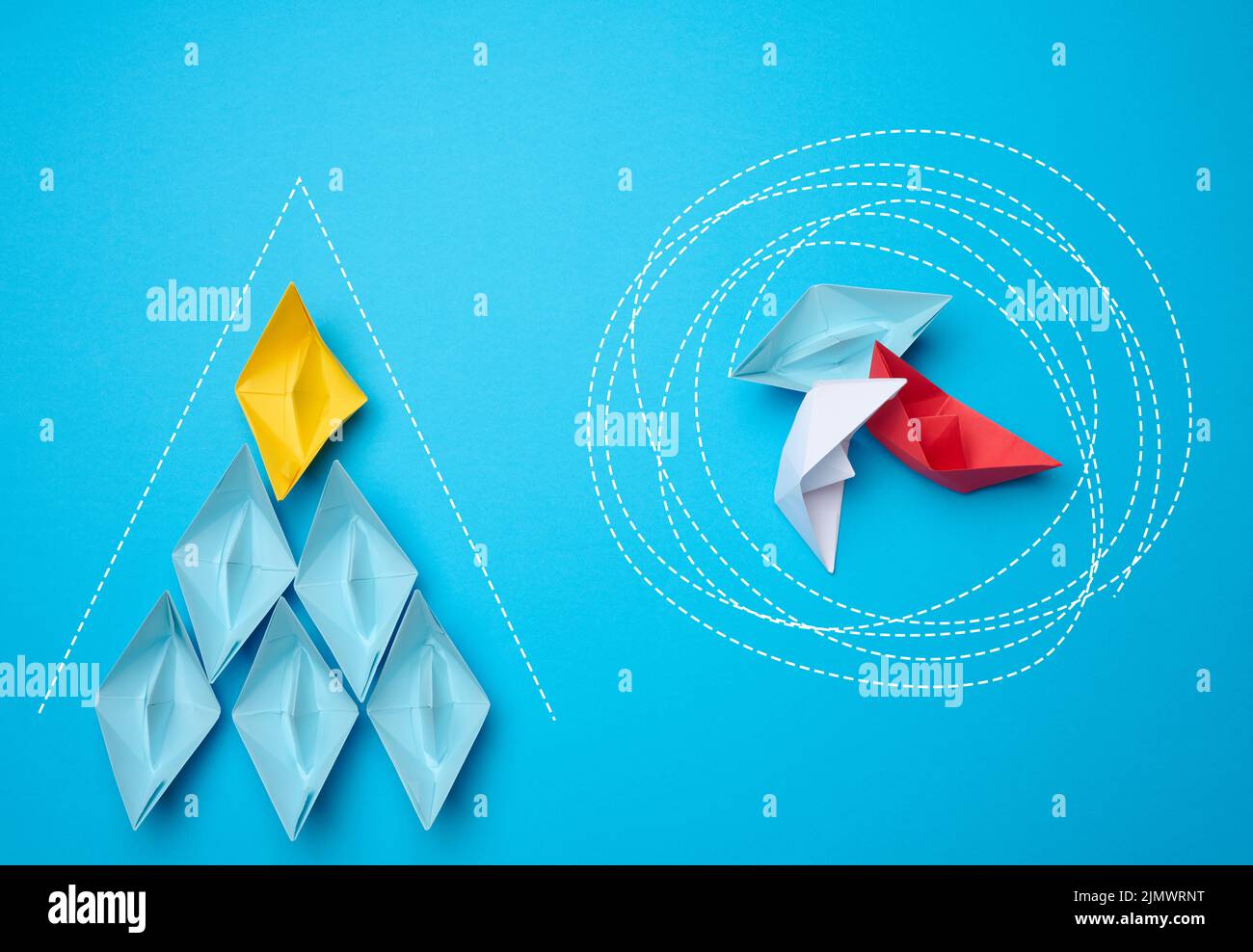 Un groupe de bateaux s'est emmêlé dans leur chemin et s'est arrêté, les bateaux jaune-bleu Banque D'Images