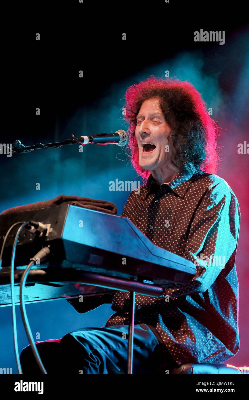 Raymond Edward O'Sullivan, connu professionnellement sous le nom de Gilbert O'Sullivan, chanteur-compositeur irlandais solo et pianiste/joueur de clavier qui a remporté son plus grand succès au début de 1970s, en live au festival Wickham. Né à Waterford, en Irlande, O'Sullivan s'installe à Swindon, en Angleterre, comme enfant. En 1967, O'Sullivan a commencé à poursuivre une carrière dans la musique. Dans le monde entier, il a enregistré 16 des 40 meilleurs disques, dont six chansons n° 1, dont la première a été le « rien rimed » de 1970s. Tout au long de sa carrière, il a enregistré 20 albums studio. Le magazine de musique Record Mirror l'a élu meilleur Banque D'Images