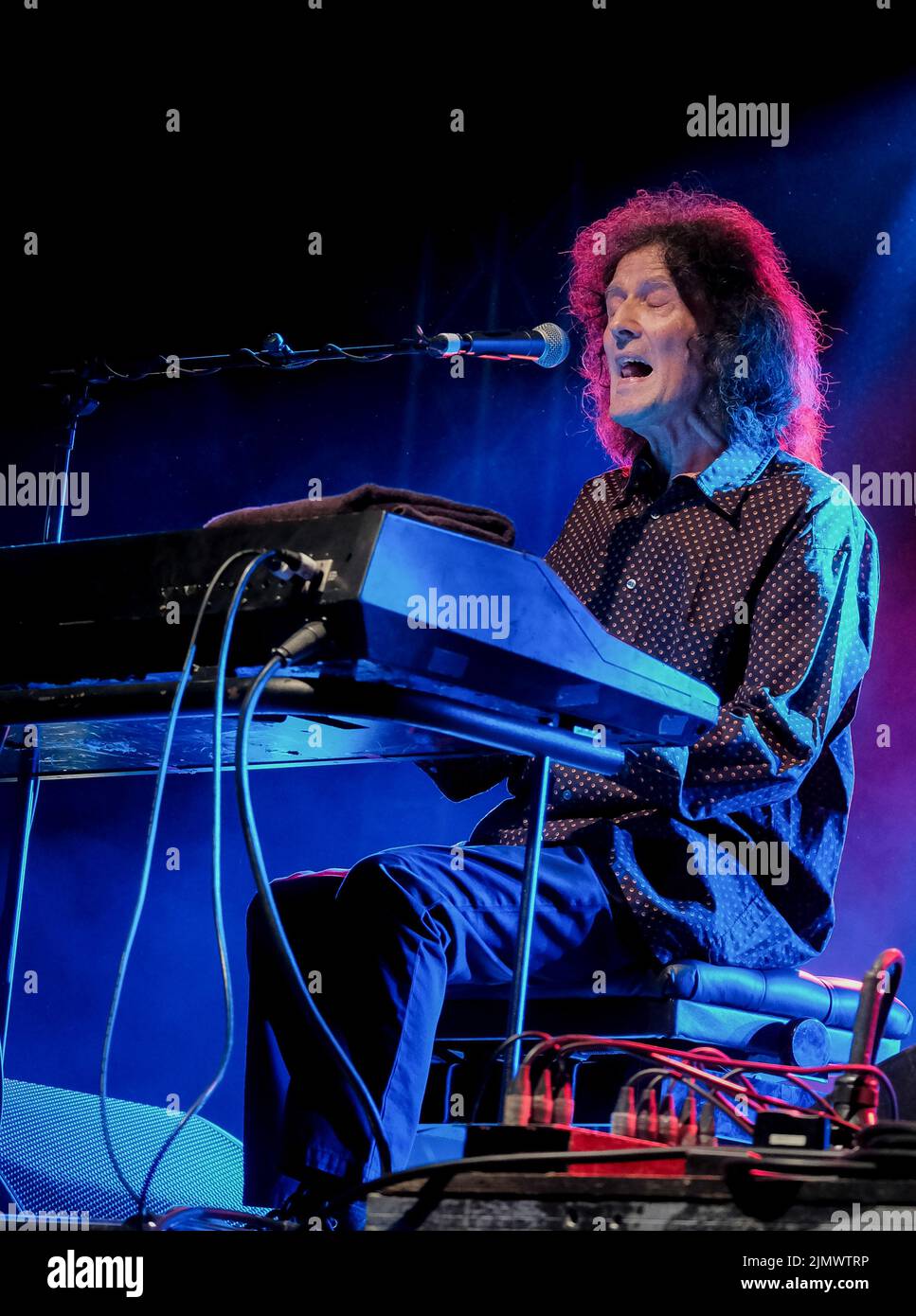 Raymond Edward O'Sullivan, connu professionnellement sous le nom de Gilbert O'Sullivan, chanteur-compositeur irlandais solo et pianiste/joueur de clavier qui a remporté son plus grand succès au début de 1970s, en live au festival Wickham. Né à Waterford, en Irlande, O'Sullivan s'installe à Swindon, en Angleterre, comme enfant. En 1967, O'Sullivan a commencé à poursuivre une carrière dans la musique. Dans le monde entier, il a enregistré 16 des 40 meilleurs disques, dont six chansons n° 1, dont la première a été le « rien rimed » de 1970s. Tout au long de sa carrière, il a enregistré 20 albums studio. Le magazine de musique Record Mirror l'a élu meilleur Banque D'Images