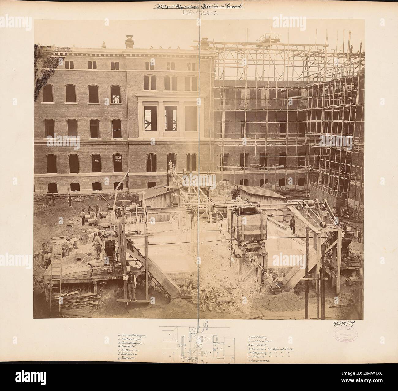 Architecte inconnu, bâtiment du gouvernement à Kassel (sans date): Photographie des travaux de construction. Photo sur carton, 55,8 x 61 cm (y compris les bords de numérisation) N.N. : Regierungsgebäude, Kassel Banque D'Images