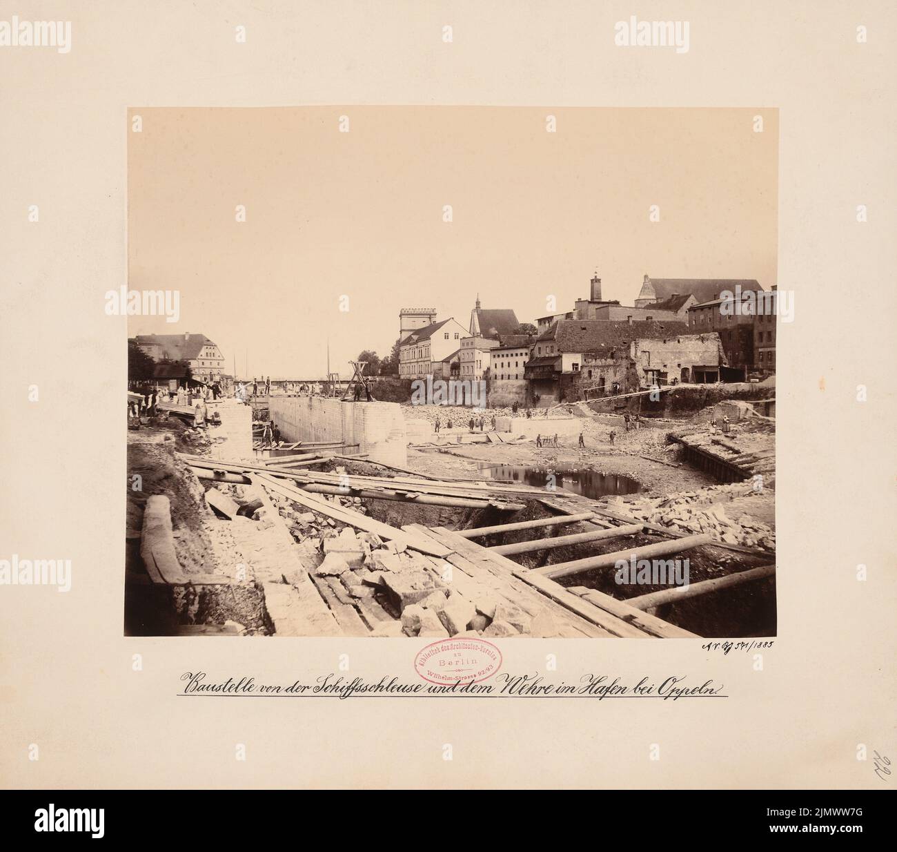 Architecte inconnu, écluse et belette au Mühlgraben à Oppeln (1880-1886): Vue. Photo sur carton, 37,4 x 42,5 cm (y compris les bords de numérisation) N.N. : Schleuse und Wehr am Mühlgraben, Oppeln Banque D'Images