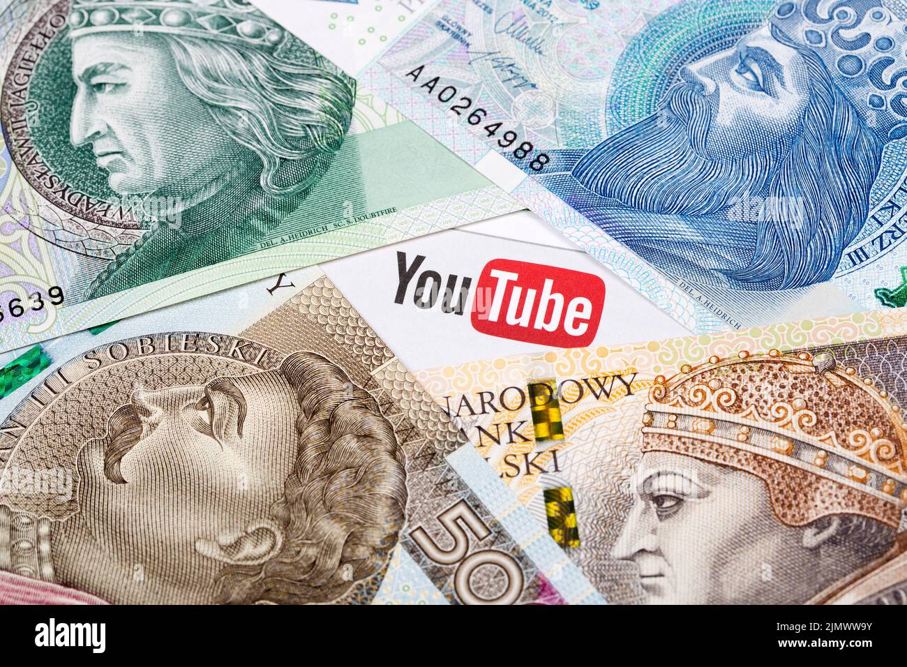 Varsovie, Pologne - 13 juin 2022 : logo YouTube sur l'argent polonais Banque D'Images