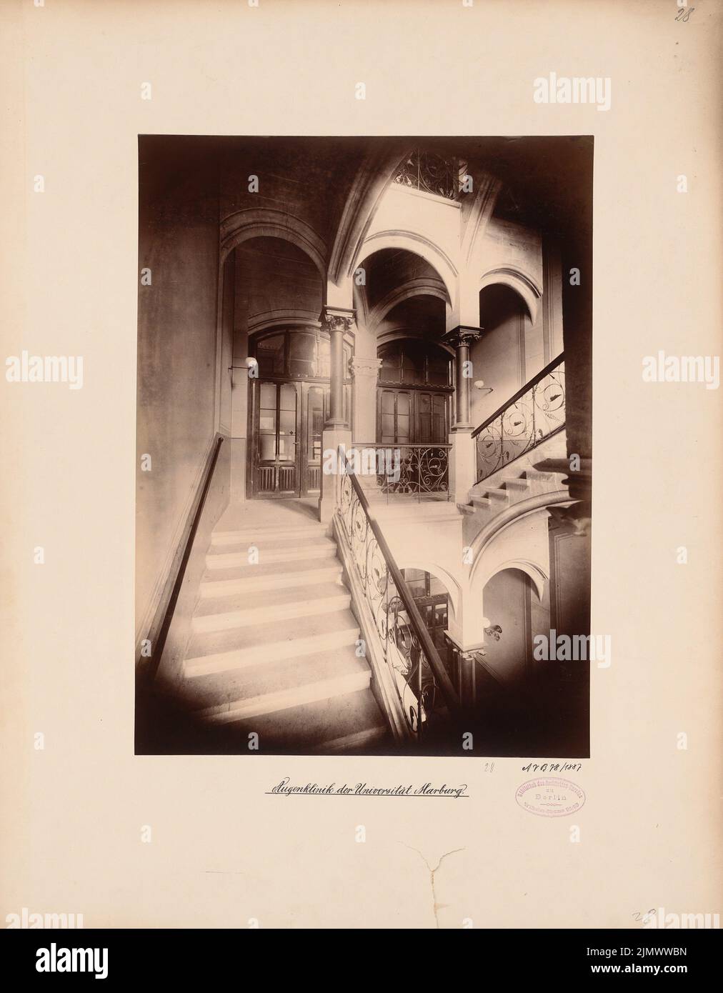 Architecte inconnu, clinique oculaire de l'Université de Philipp Marburg (env 1887): Escalier avec vue intérieure. Photo sur carton, 54,5 x 42,5 cm (y compris les bords de numérisation) N.N. : Augenklinik der Philipps-Universität Marburg Banque D'Images