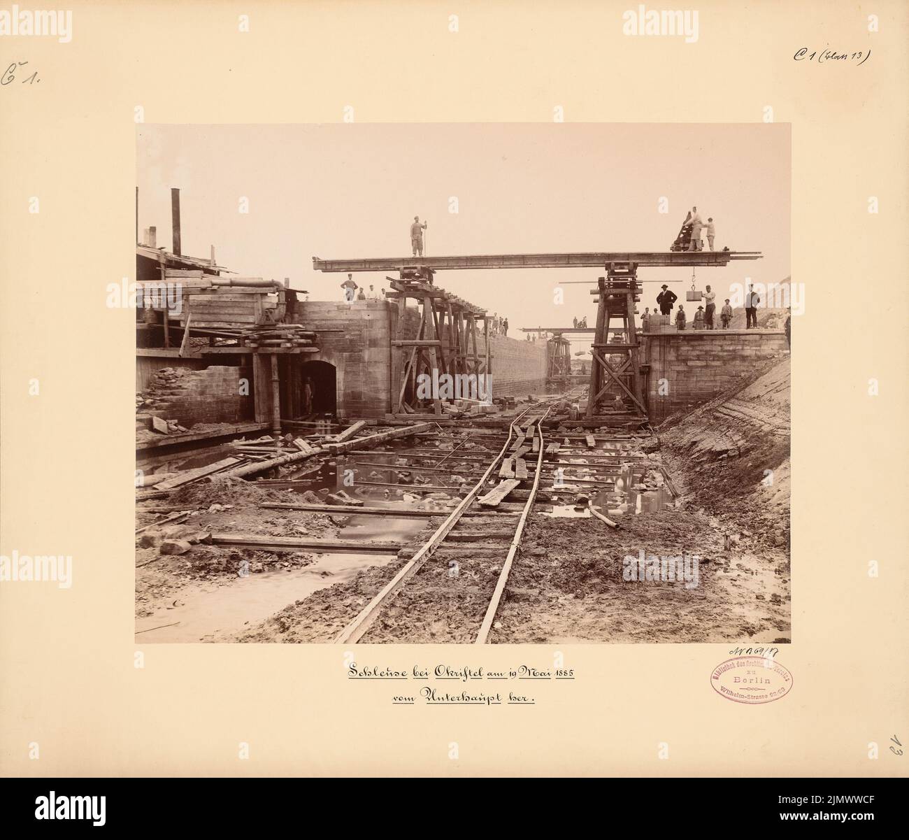 Architecte inconnu, écluses et déversoirs de la MainAlalisation (sans date): Vue. Photo sur carton, 38,9 x 45,5 cm (y compris les bords de numérisation) N.N. : Schleusen und Wehre der Mainkanalisierung. Schleuse, Okriftel Banque D'Images