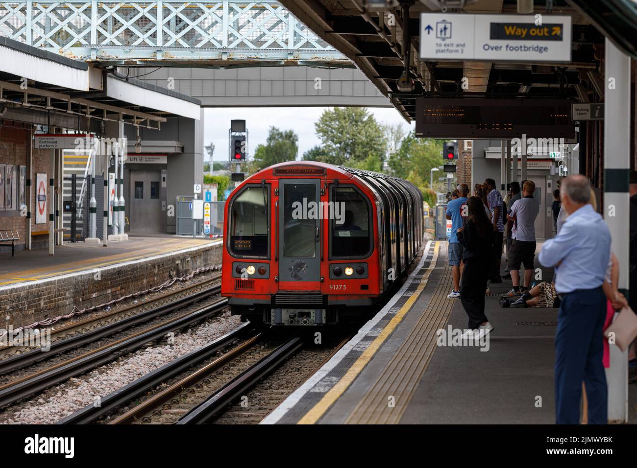 Un métro londonien arrive à une station de métro plus fréquentée que la normale Debden, le lendemain d'une grève des travailleurs ferroviaires et avec un service limité. Banque D'Images