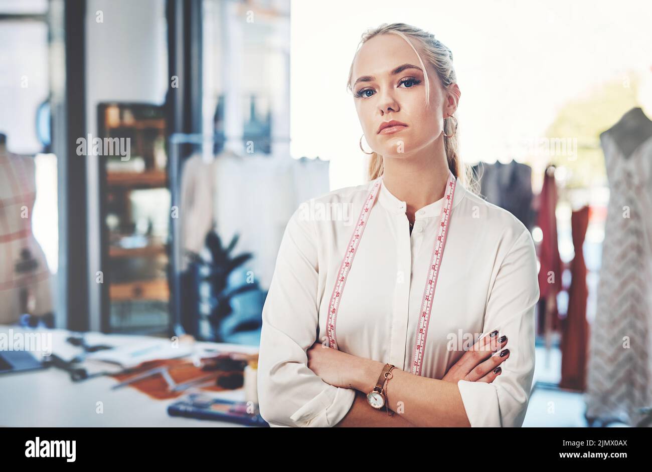 Je suis jeune et prêt. Une jeune designer de mode réussie dans son atelier. Banque D'Images