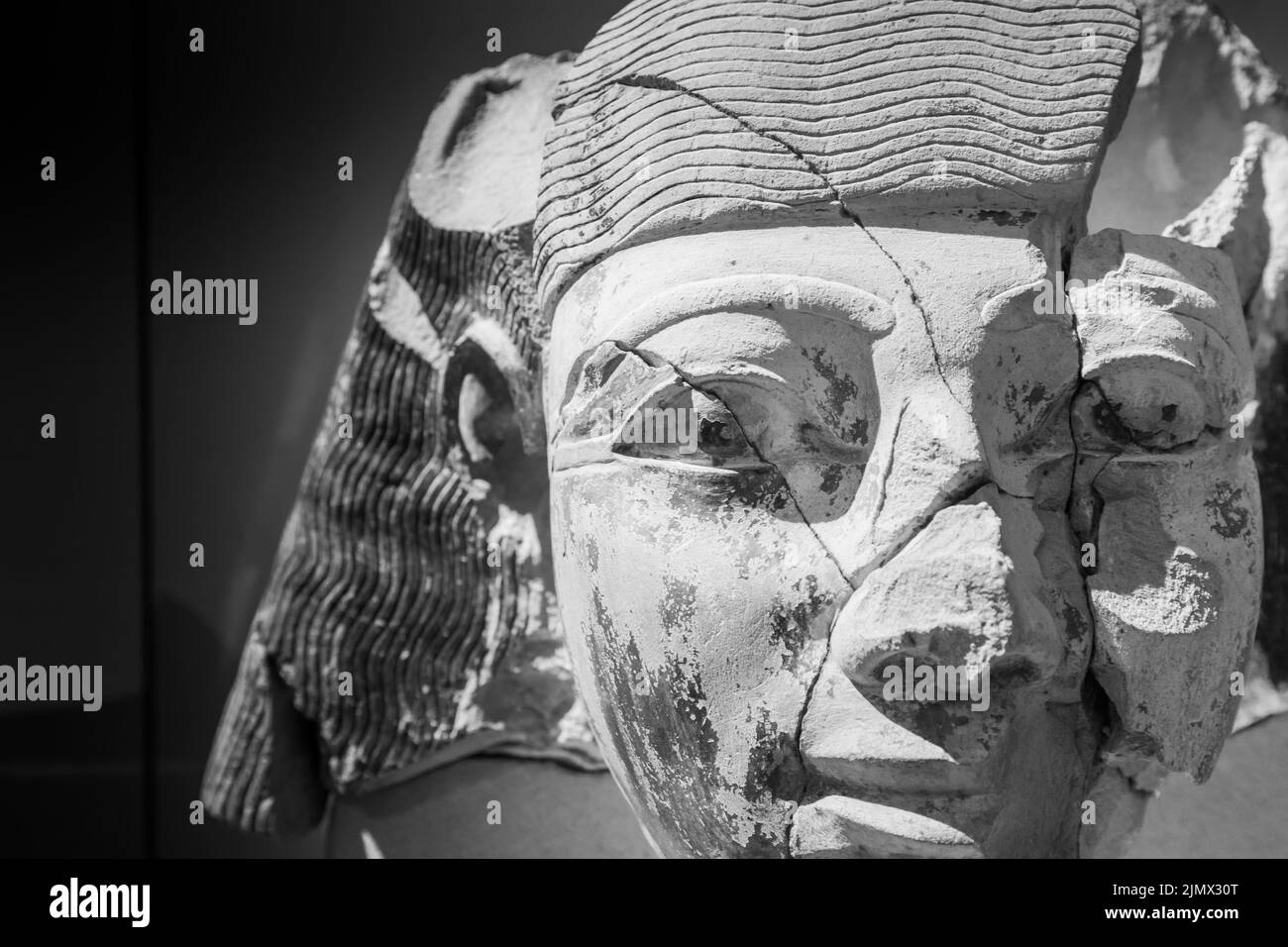 Turin, Italie - Circa janvier 2022 : archéologie de la statue du grès au Musée égyptien Banque D'Images
