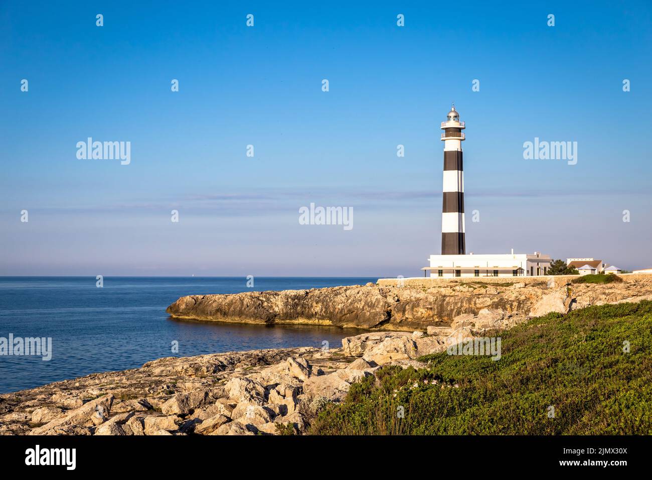 Magnifique phare d'Artrutx au coucher du soleil à Minorque, Espagne Banque D'Images